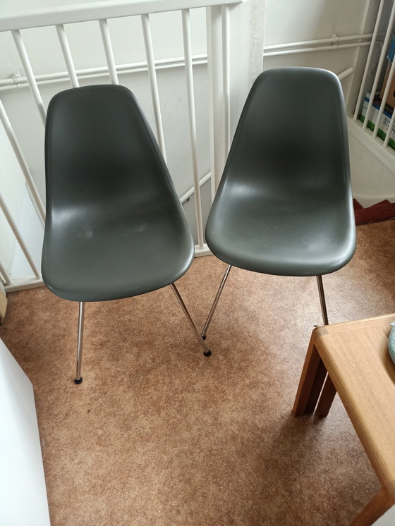 Image 1 of 2x Vitra Eames Stoelen