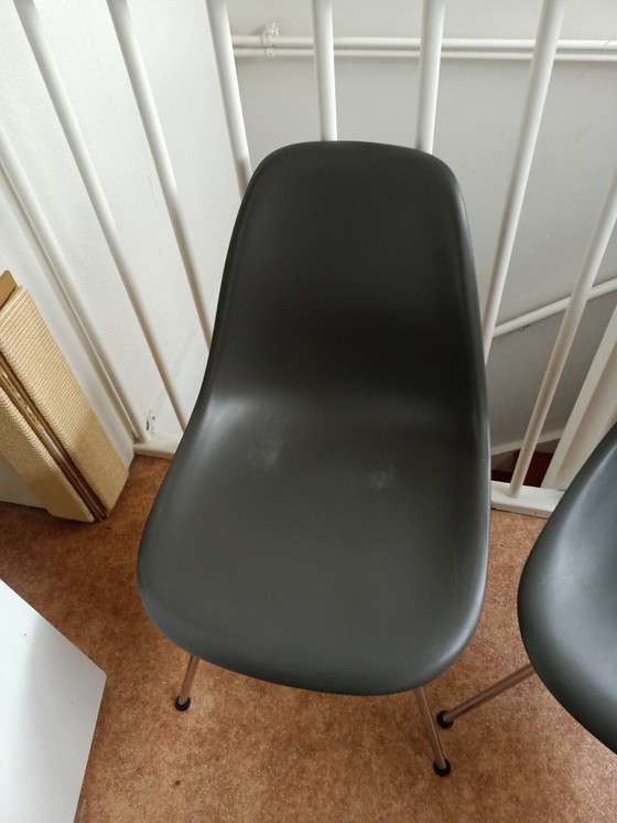 Image 1 of 2x Vitra Eames Stoelen