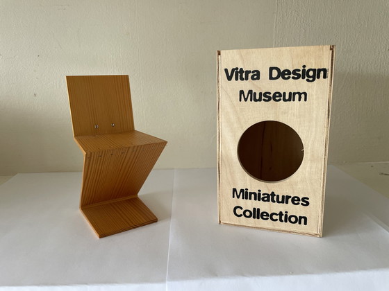 Image 1 of Vitra Miniatures Zig Zag Stoel van Gerrit Rietveld