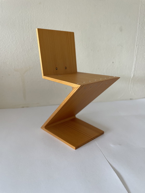 Image 1 of Vitra Miniatures Zig Zag Stoel van Gerrit Rietveld