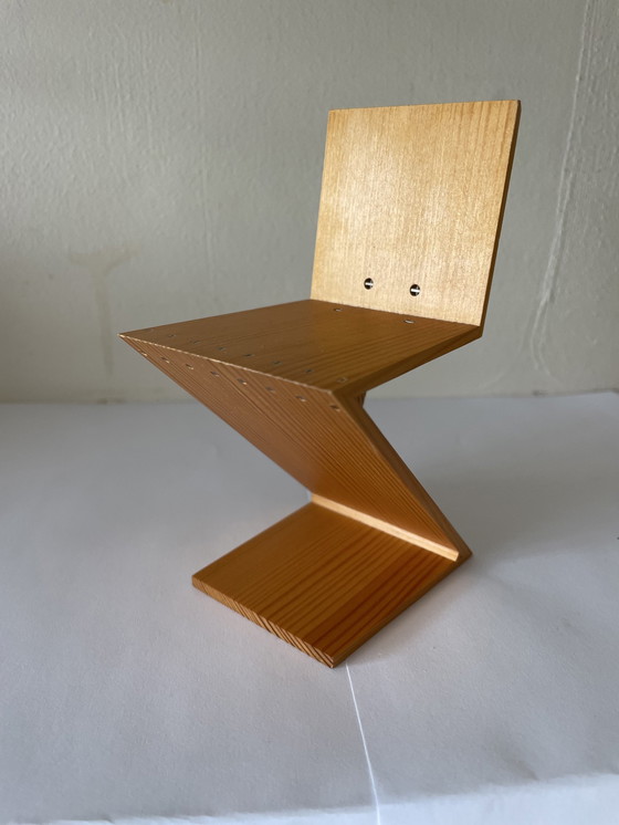 Image 1 of Vitra Miniatures Zig Zag Stoel van Gerrit Rietveld