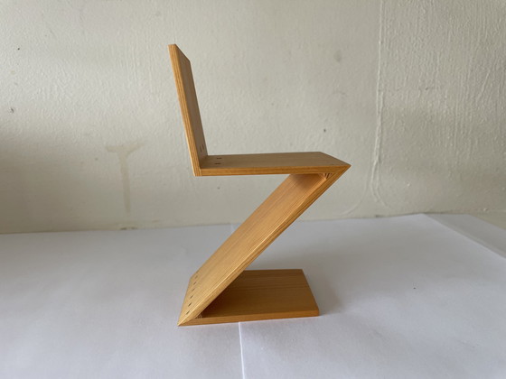 Image 1 of Vitra Miniatures Zig Zag Stoel van Gerrit Rietveld