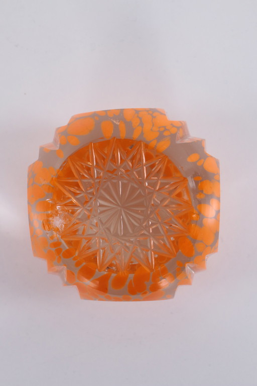 Paperweight met mooie strakke afwerking en prachtig oranje gekleurd.