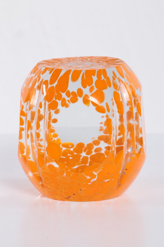 Image 1 of Paperweight met mooie strakke afwerking en prachtig oranje gekleurd.