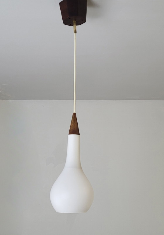 Image 1 of Opaline en teakhouten hanger van Louis Kalff, jaren 1960