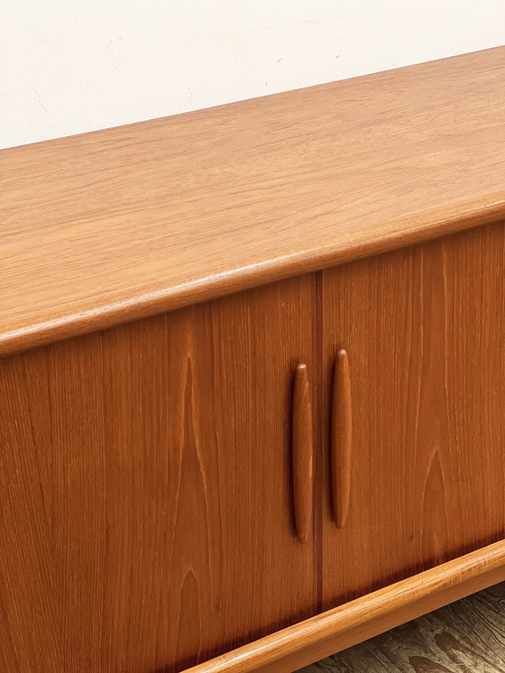 Image 1 of Mid Century Modern Deens dressoir in teak met jaloeziedeuren van Dyrlund, Denemarken