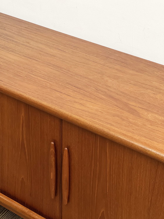 Image 1 of Mid Century Modern Deens dressoir in teak met jaloeziedeuren van Dyrlund, Denemarken