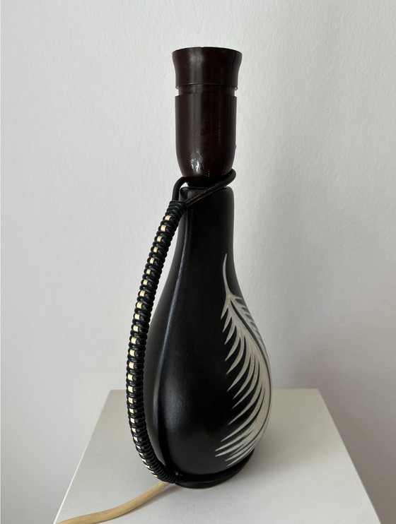 Image 1 of Loholt Deense tafellamp Lampfot keramiek, steengoed, veer reliëf, vintage handgemaakt 1960S