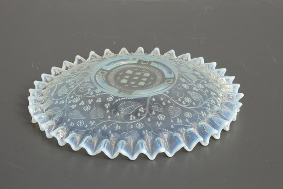 Image 1 of Antieke opaal glazen plaat