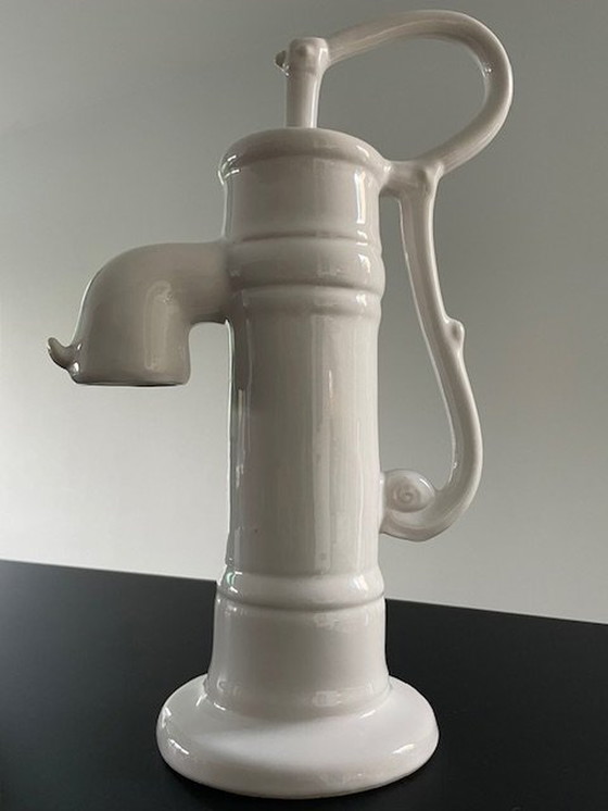 Image 1 of Beeld Waterpomp Wit Geglazuurd Keramiek