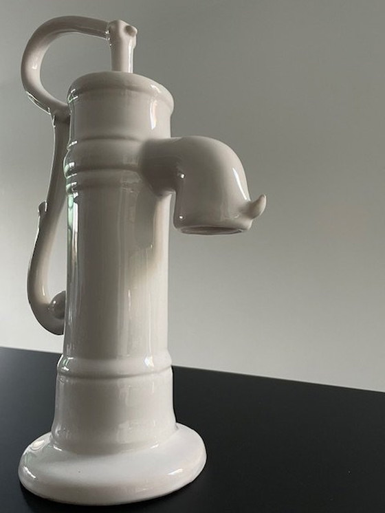 Image 1 of Beeld Waterpomp Wit Geglazuurd Keramiek