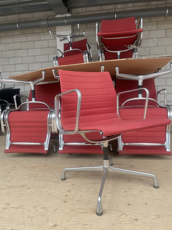 Image 1 of Vitra Eames  Ea107 Hopsak/Aluminium (Steenrood)