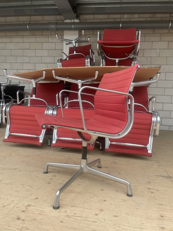 Image 1 of Vitra Eames  Ea107 Hopsak/Aluminium (Steenrood)