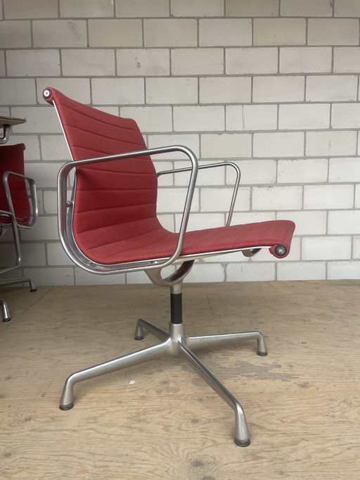 Vitra Eames  Ea107 Hopsak/Aluminium (Steenrood)