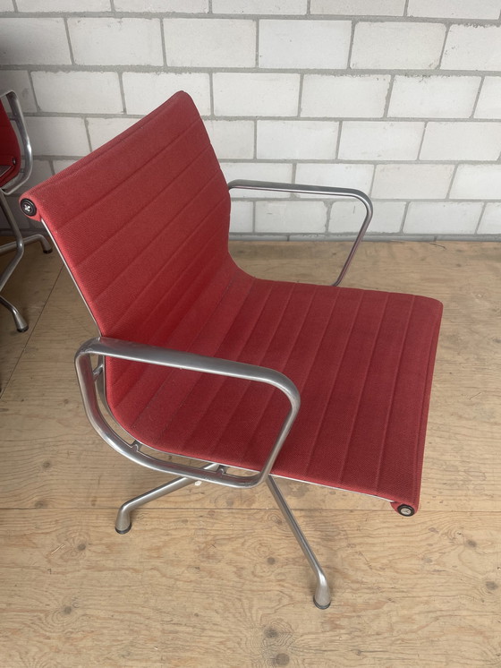 Image 1 of Vitra Eames  Ea107 Hopsak/Aluminium (Steenrood)