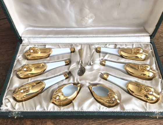 Image 1 of Robj Art Deco Messenhouder Set Van 6 Zoomorphic En Paar Van Saleron, Originele Doos, Wit En Goud Porselein Eend Robj Pa