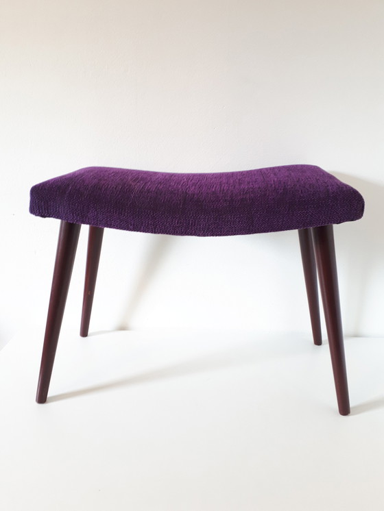 Image 1 of 50's vintage voetenbank nieuw gestoffeerd paars voetenbankje