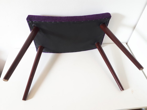 Image 1 of 50's vintage voetenbank nieuw gestoffeerd paars voetenbankje