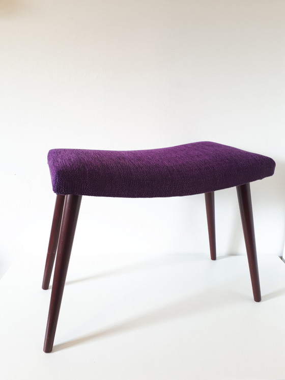 Image 1 of 50's vintage voetenbank nieuw gestoffeerd paars voetenbankje