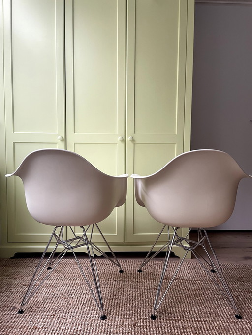 2X Vitra Eames Dar Armchair Stoel