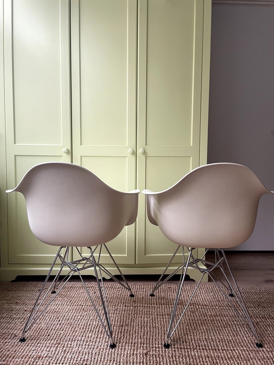 Image 1 of 2X Vitra Eames Dar Armchair Stoel