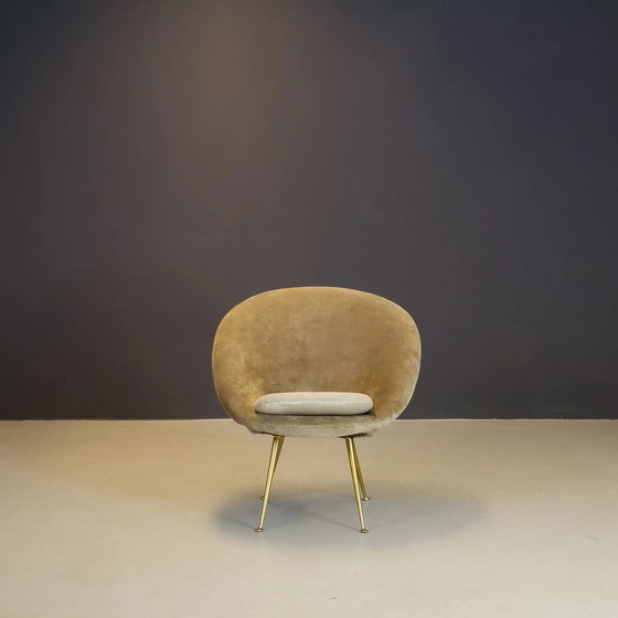 Image 1 of Italiaanse clubfauteuil uit 1950 op gouden poten met nieuw fluweel.