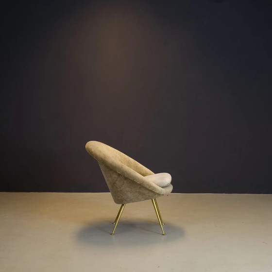 Image 1 of Italiaanse clubfauteuil uit 1950 op gouden poten met nieuw fluweel.