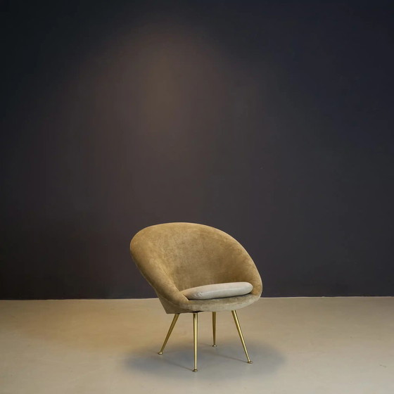 Image 1 of Italiaanse clubfauteuil uit 1950 op gouden poten met nieuw fluweel.