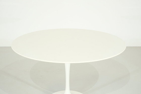 Image 1 of Originele witte gelamineerde Saarinen eettafel - 1990S