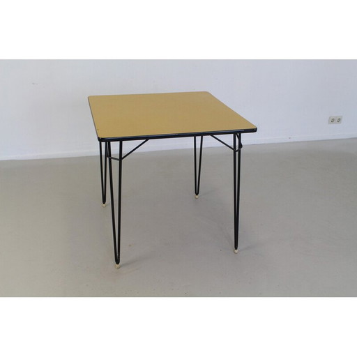 Vierkante eettafel met geel formica tafelblad - jaren 1960