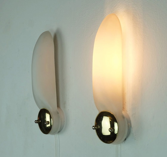 Image 1 of paar lange smalle honsel 1990 SCONCES wit glas satijnglas en messing