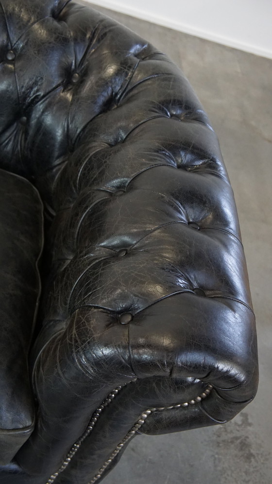 Image 1 of Zwarte Rundleren Chesterfield Fauteuil