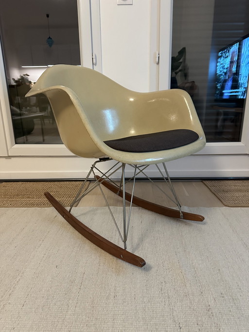 Vitra Eames Schommelstoel Glasvezel