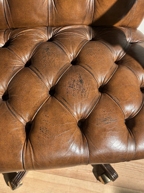 Image 1 of Engelse Vintage Chesterfield Bureaustoel