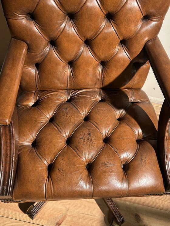 Image 1 of Engelse Vintage Chesterfield Bureaustoel