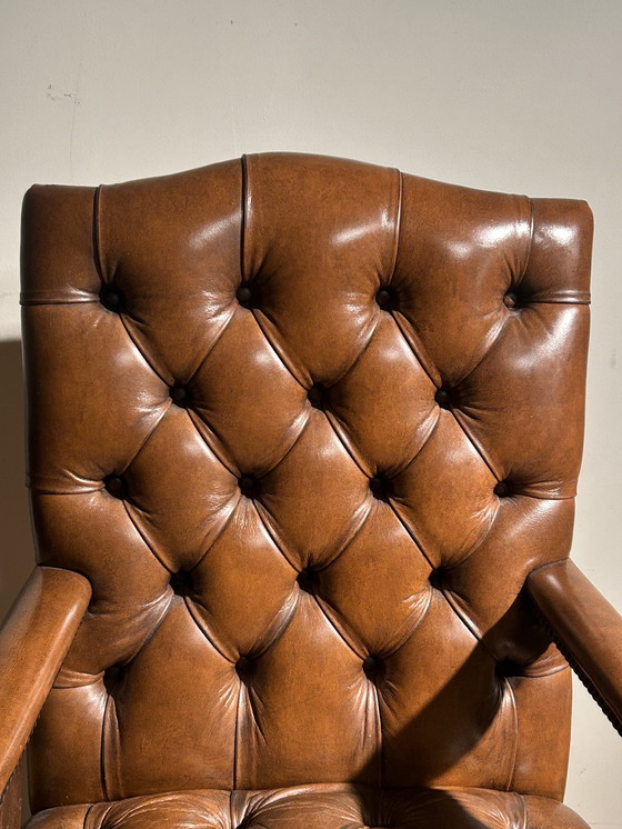 Image 1 of Engelse Vintage Chesterfield Bureaustoel