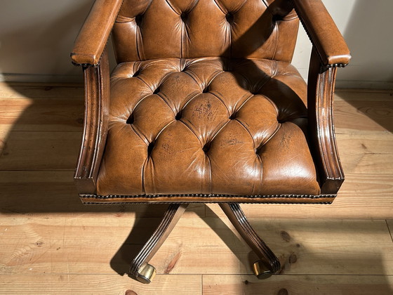 Image 1 of Engelse Vintage Chesterfield Bureaustoel