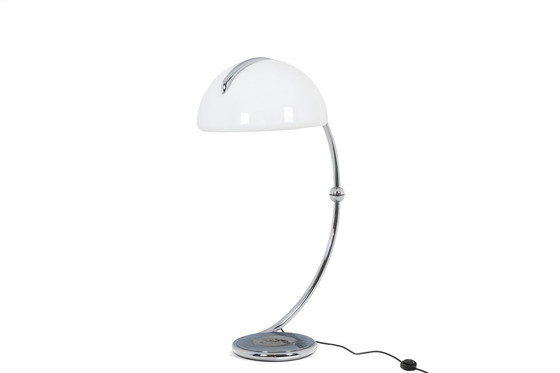 Image 1 of Elio Martinelli. Verchroomde metalen vloerlamp. Circa 1970.