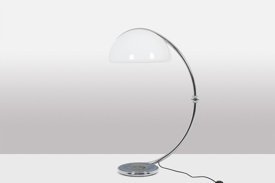 Image 1 of Elio Martinelli. Verchroomde metalen vloerlamp. Circa 1970.