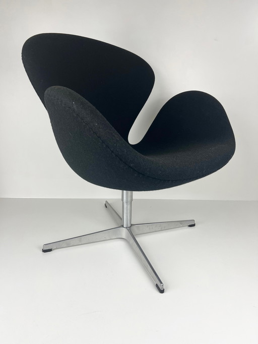 Arne Jacobsen voor Fritz Hansen Model 3320 Swan Chair