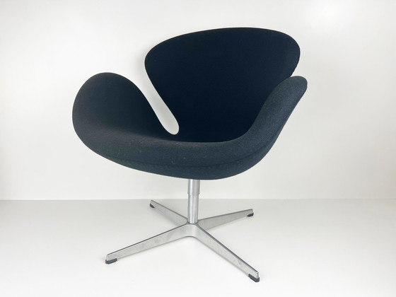 Image 1 of Arne Jacobsen voor Fritz Hansen Model 3320 Swan Chair