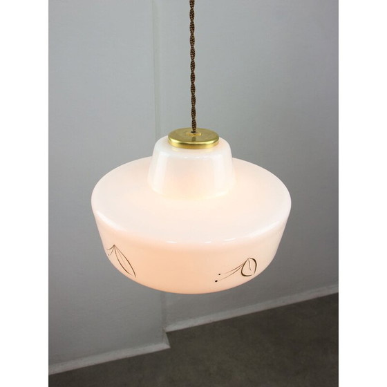 Image 1 of Vintage hanglamp van messing en wit glas, 1960