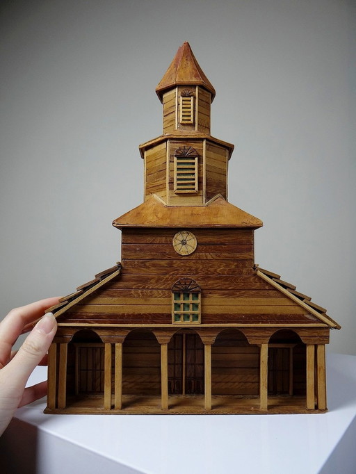 Houten kerkmodel uit de jaren 50-70 "Iglesia Nercon Chiloe Chili