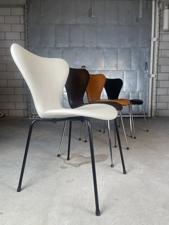 Image 1 of 4x Fritz Hansen Serie 7 stoel by Arne Jacobsen (wit)