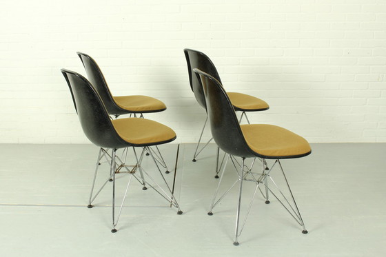Image 1 of Set van 4 gele Herman Miller originele Vintage Eames beklede DSR eetkamerstoelen, jaren 1960