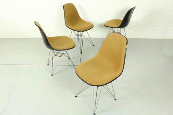 Image 1 of Set van 4 gele Herman Miller originele Vintage Eames beklede DSR eetkamerstoelen, jaren 1960