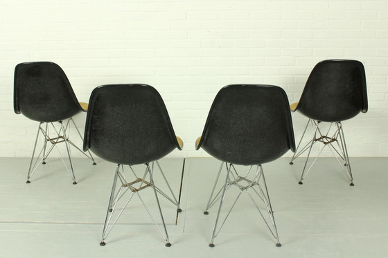 Image 1 of Set van 4 gele Herman Miller originele Vintage Eames beklede DSR eetkamerstoelen, jaren 1960