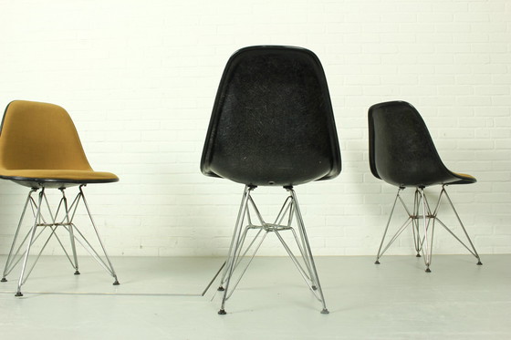 Image 1 of Set van 4 gele Herman Miller originele Vintage Eames beklede DSR eetkamerstoelen, jaren 1960