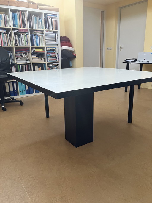 Eettafel Wit Formica Met Zwarte Kopkanten Met Asymmetrisch Frame