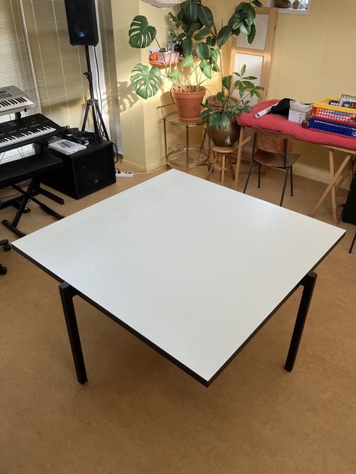 Eettafel Wit Formica Met Zwarte Kopkanten Met Asymmetrisch Frame